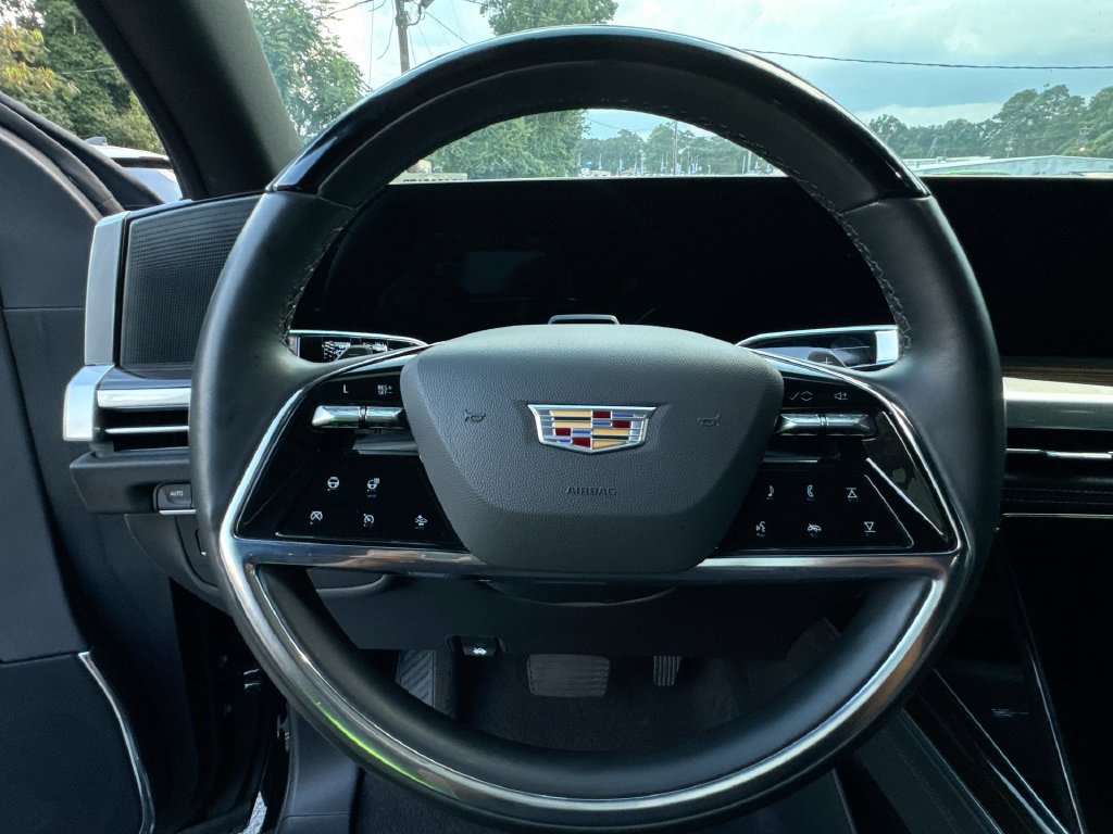 Used 2025 Cadillac Escalade ESV Luxury AWD/4WD image 16