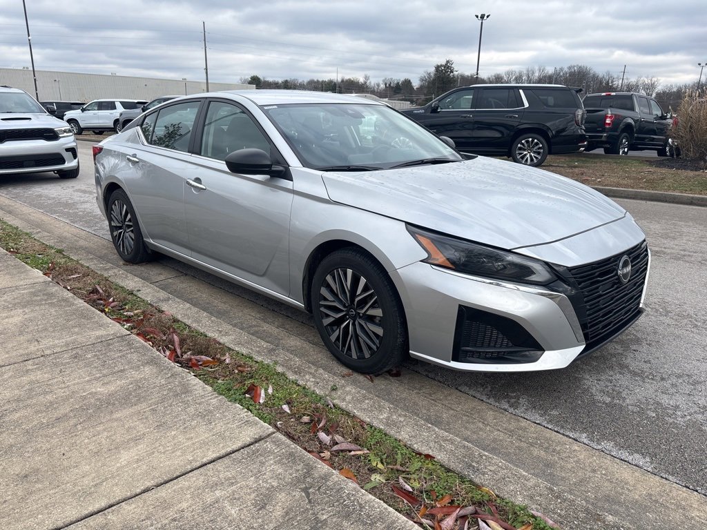 Used 2024 Nissan Altima 2.5 SV image 3