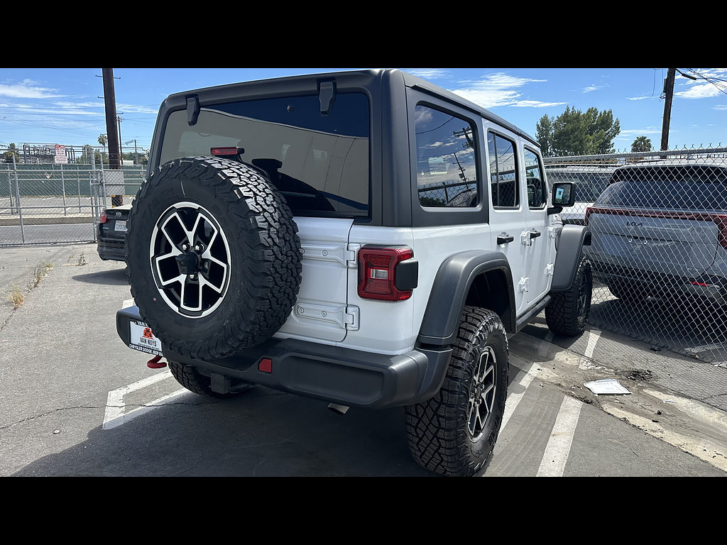 Used 2025 Jeep Wrangler Unlimited Rubicon AWD/4WD image 3
