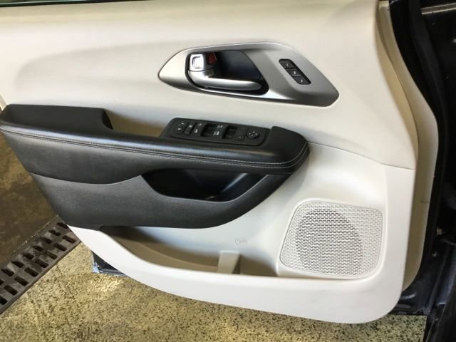 Used 2022 Chrysler Pacifica Touring-L image 42