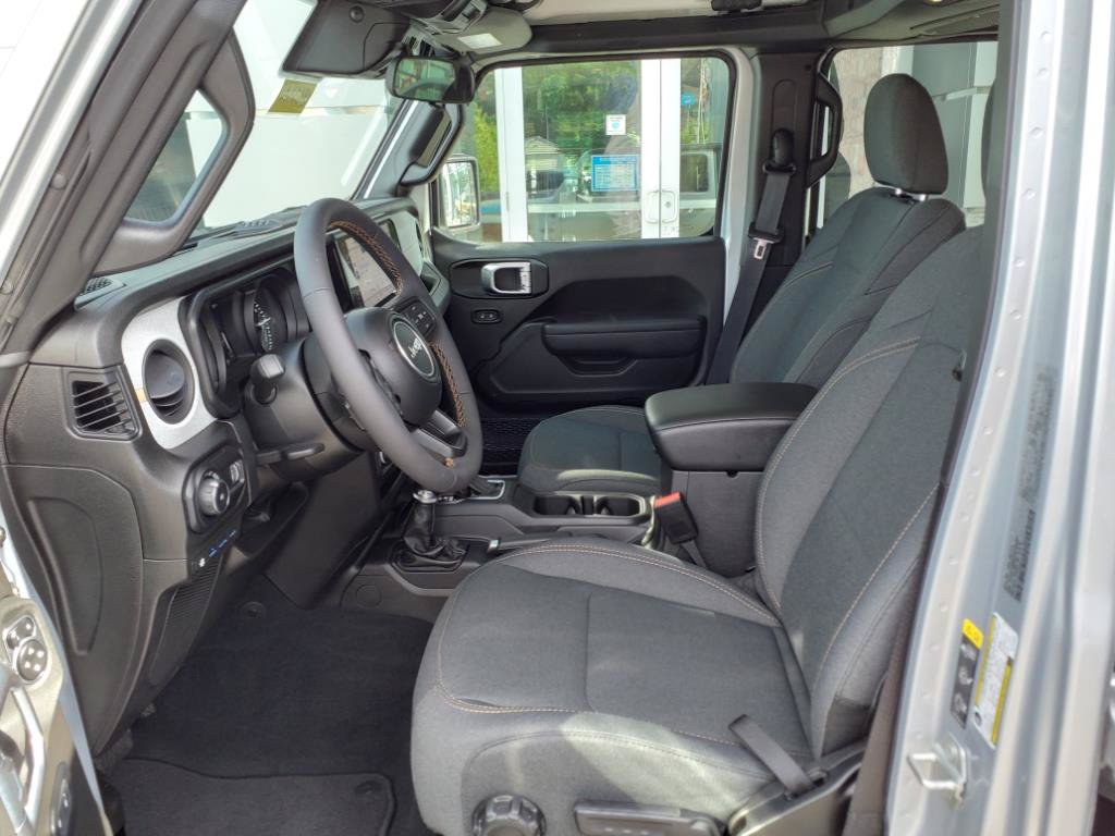 Used 2024 Jeep Wrangler Unlimited w/ Convenience Group AWD/4WD image 10