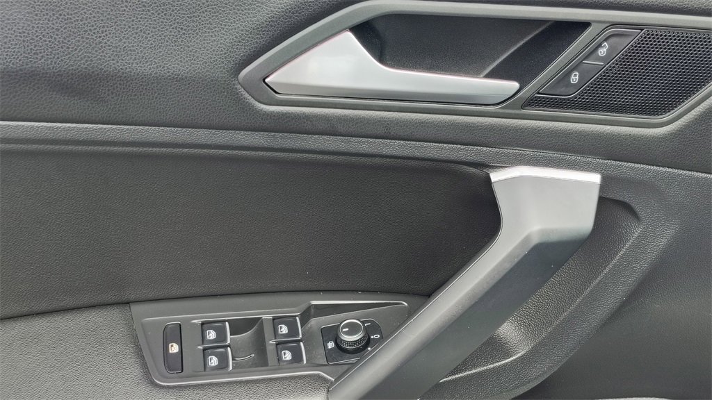 Used 2020 Volkswagen Tiguan SE w/ Panoramic Sunroof Package image 9