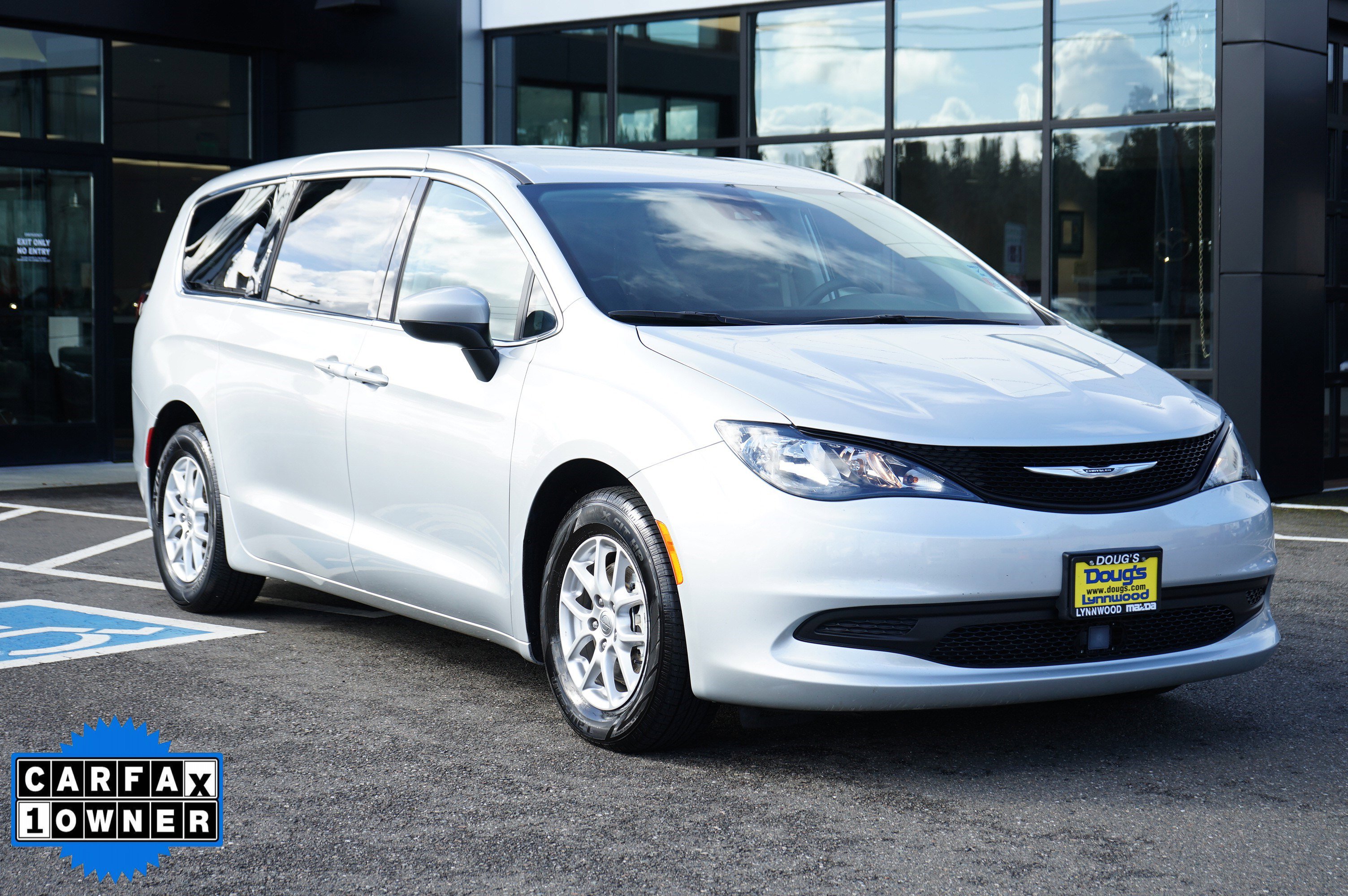 Used 2023 Chrysler Voyager LX image 1