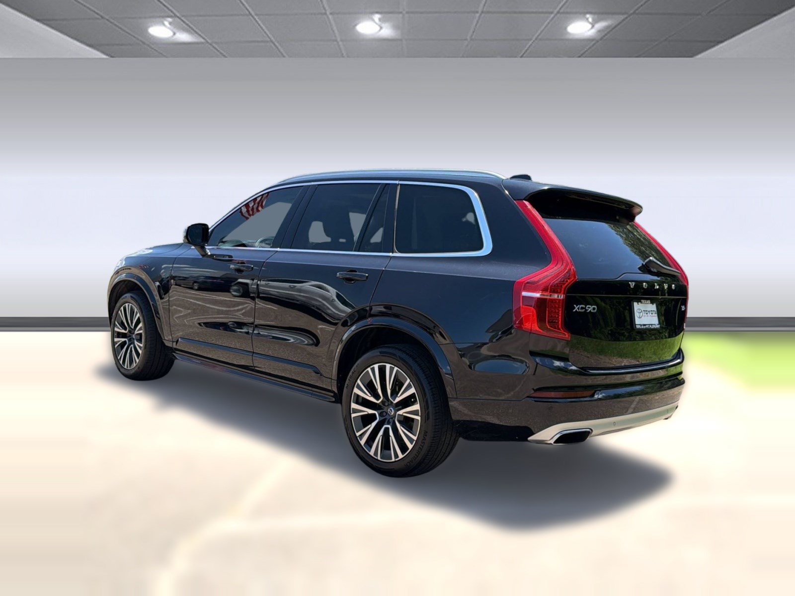 Used 2020 Volvo XC90 T5 Momentum w/ Protection Package Premier FWD image 3