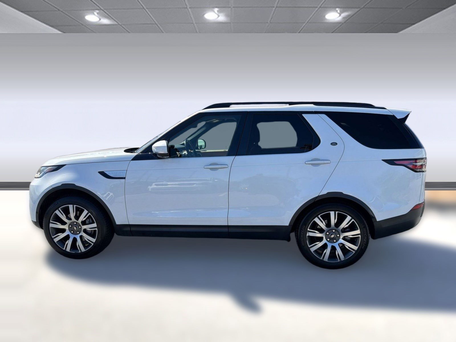 Used 2018 Land Rover Discovery HSE Luxury image 2