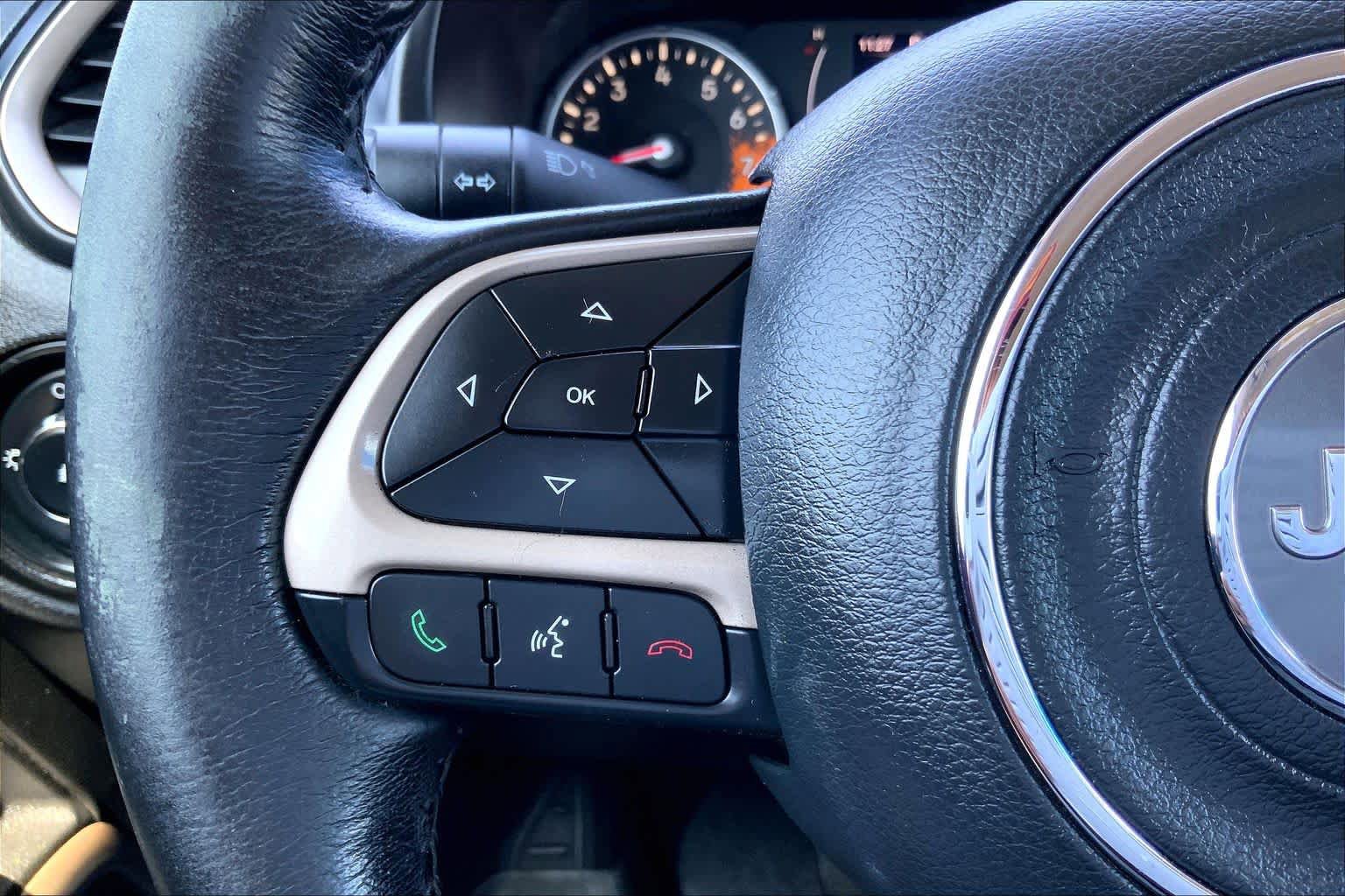 Used 2016 Jeep Renegade Latitude FWD image 24