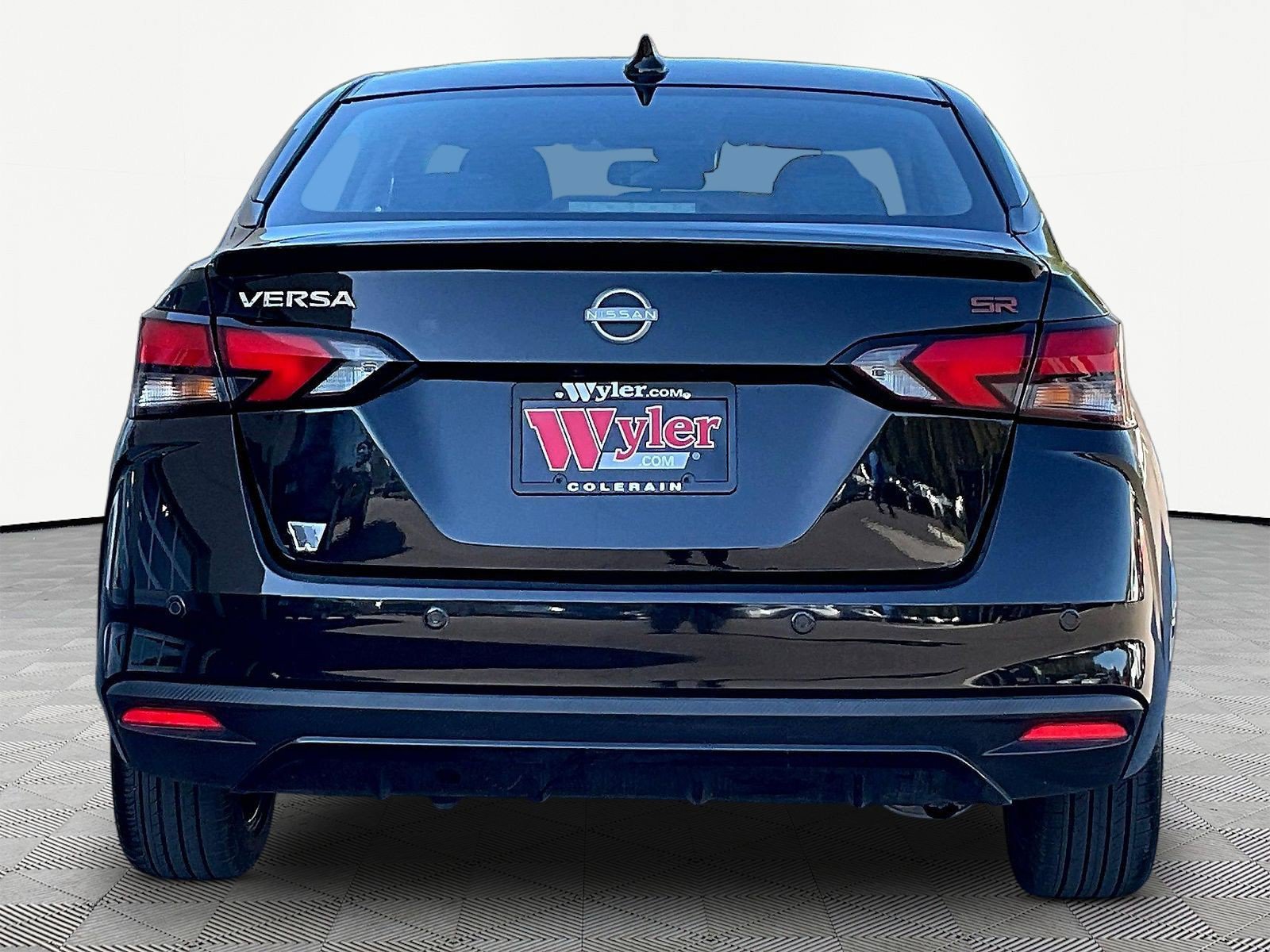 Used 2024 Nissan Versa SR FWD image 5