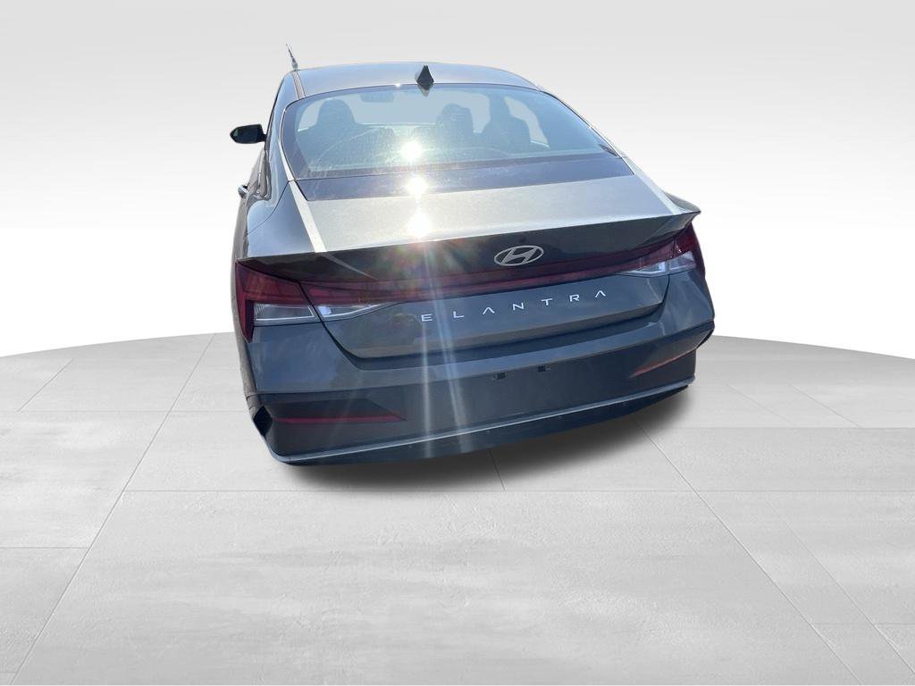 Used 2025 Hyundai Elantra SEL FWD image 21