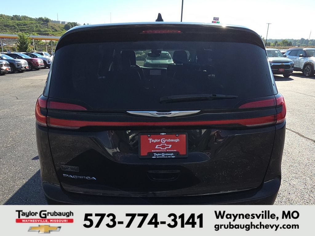 Used 2023 Chrysler Pacifica Touring-L FWD image 7