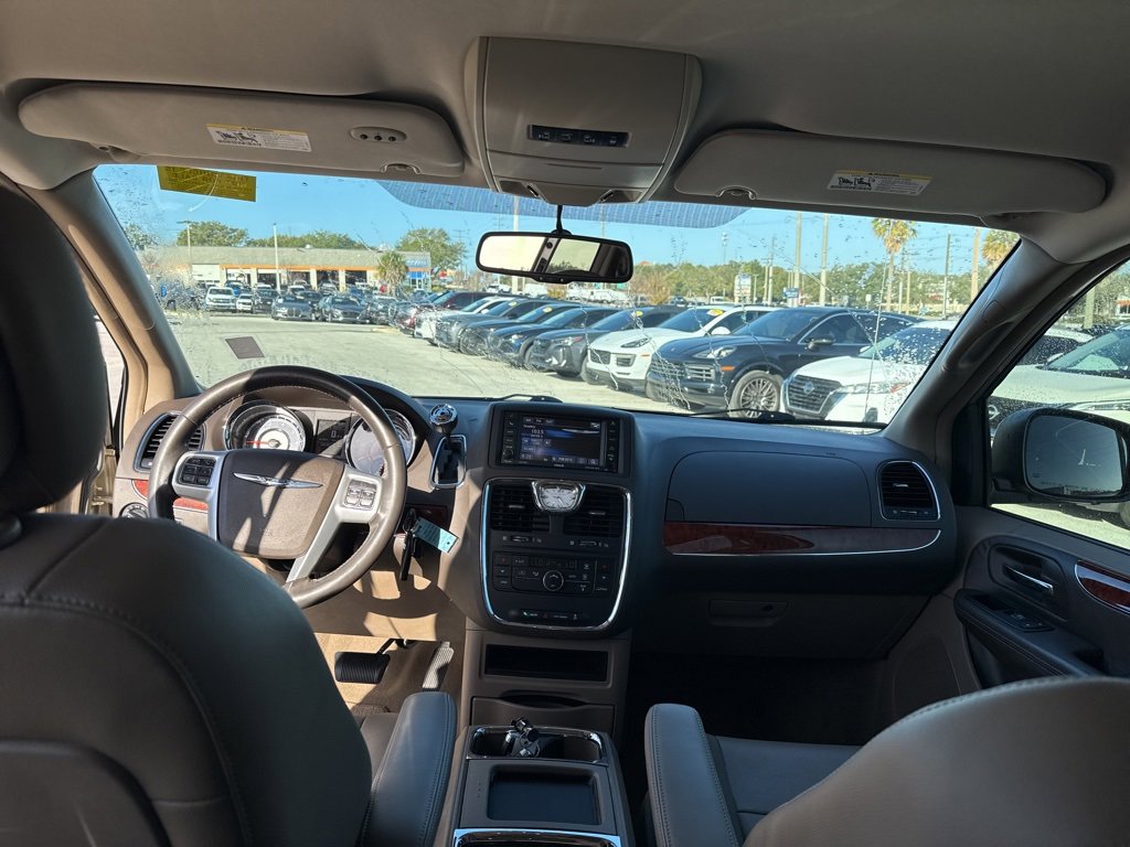 Used 2015 Chrysler Town & Country Touring image 11
