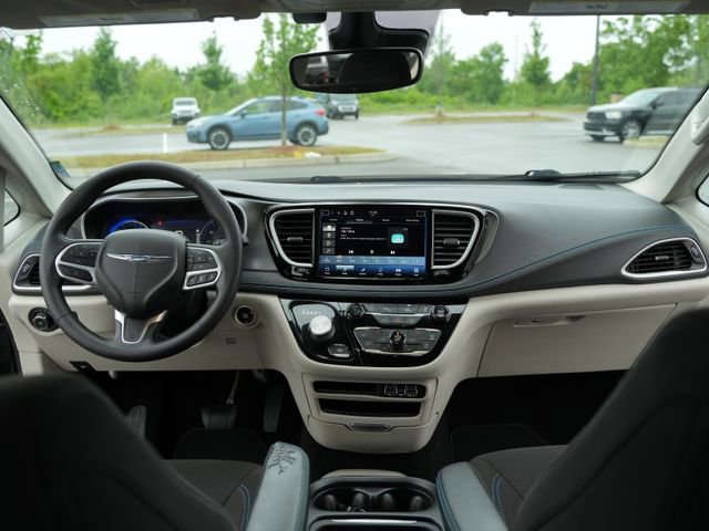 Used 2021 Chrysler Pacifica Touring FWD image 23