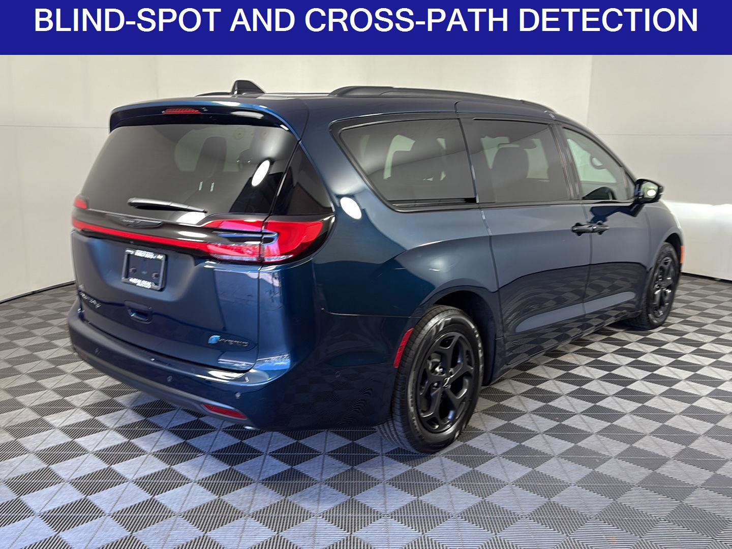 Used 2025 Chrysler Pacifica Premium image 5