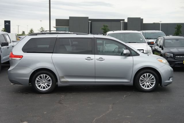 Used 2013 Toyota Sienna XLE w/ Entertainment Pkg FWD image 4