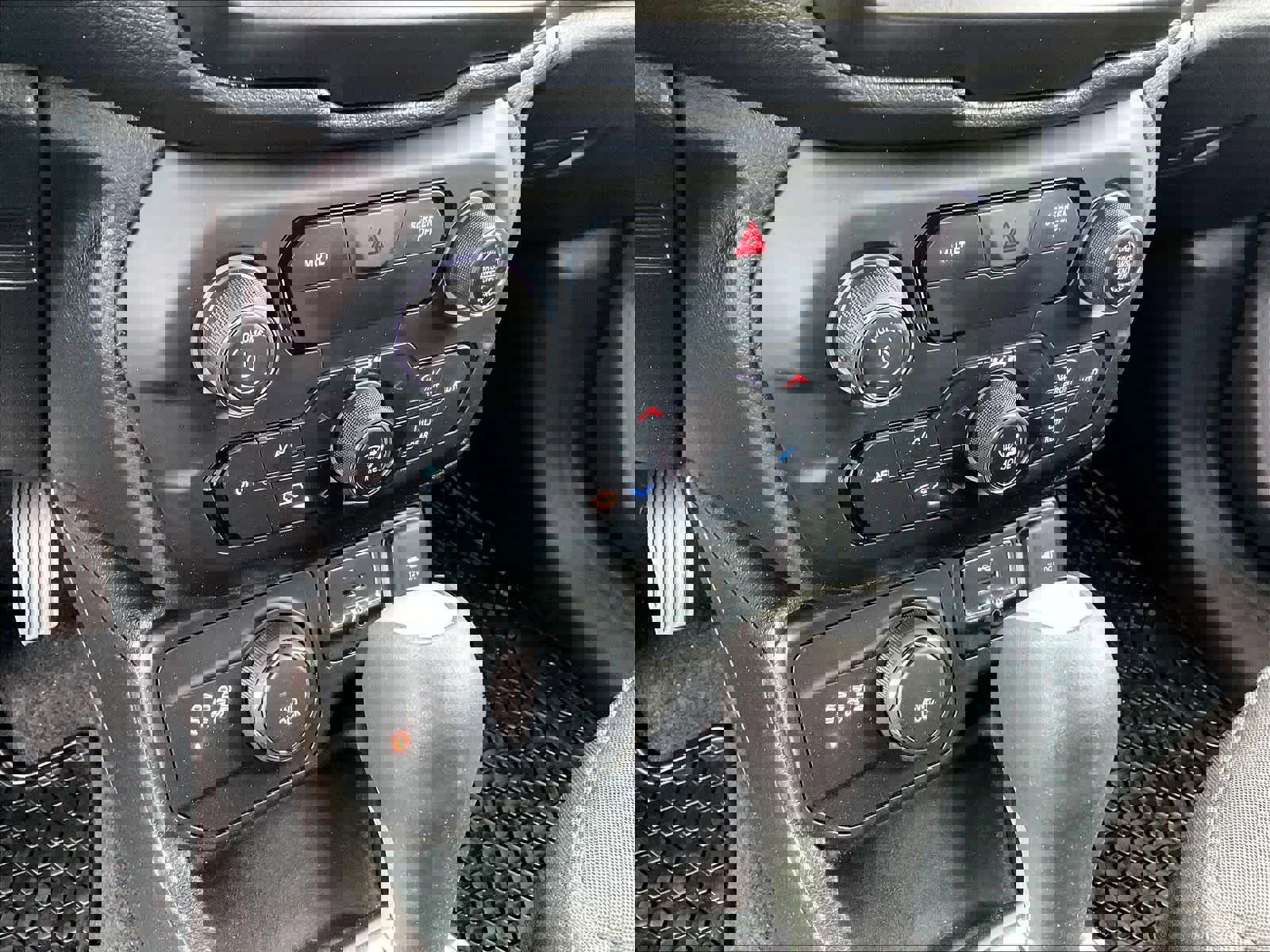 Used 2020 Jeep Renegade Latitude w/ Cold Weather Group AWD/4WD image 25