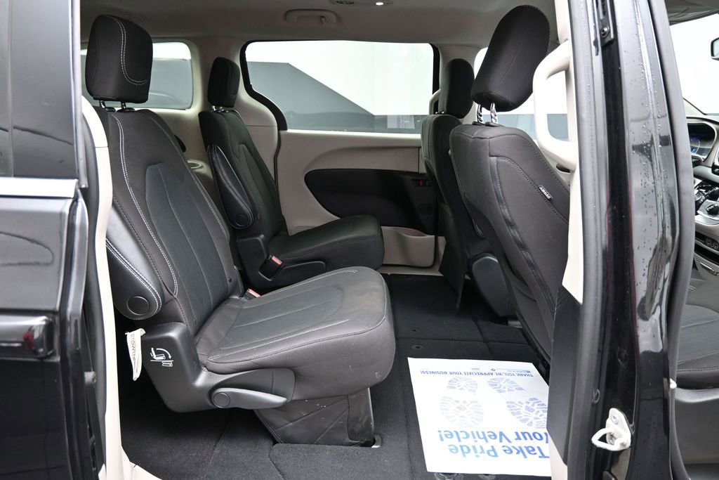 Used 2023 Chrysler Voyager LX FWD image 21