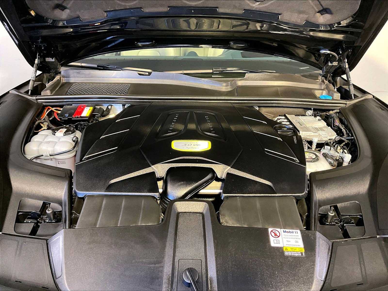 Certified 2023 Porsche Cayenne AWD/4WD image 32
