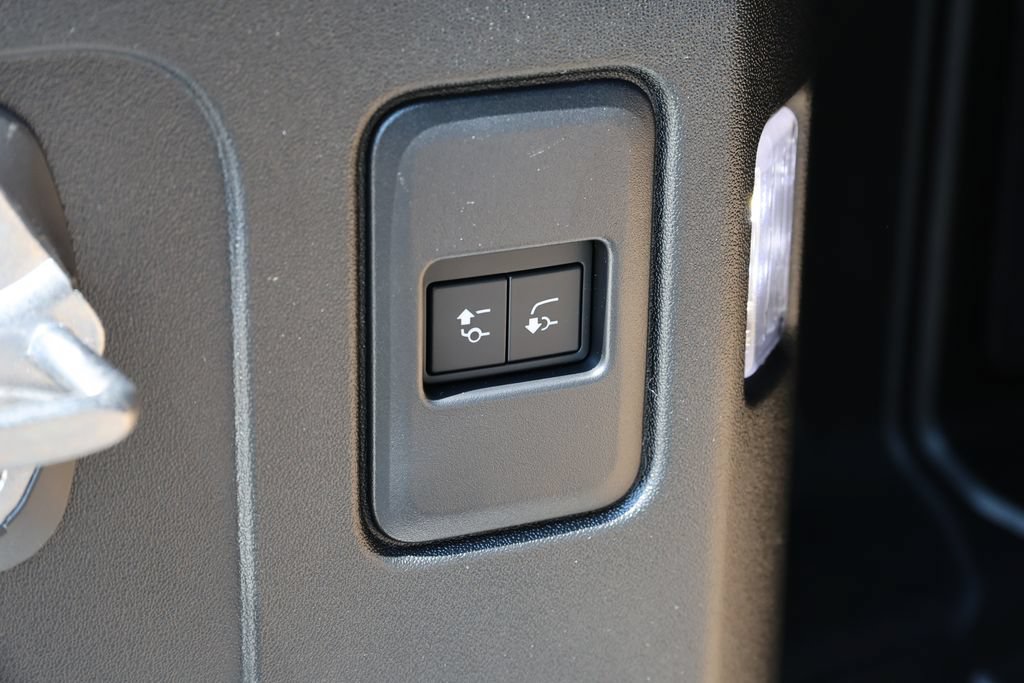 New 2026 Land Rover Defender 110 X-Dynamic SE AWD/4WD image 38