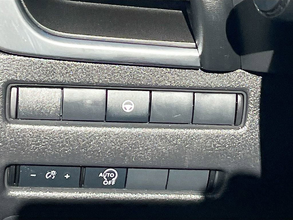 Used 2023 Nissan Rogue SV image 10