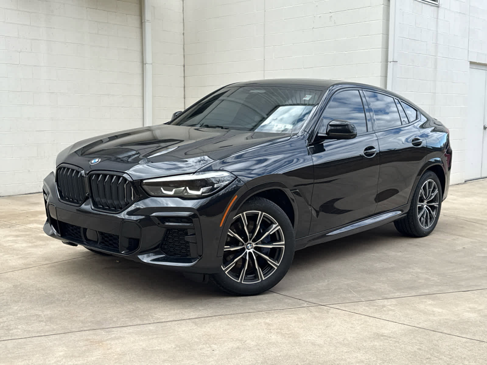 Certified 2022 BMW X6 xDrive40i w/ M Sport Package AWD/4WD image 1