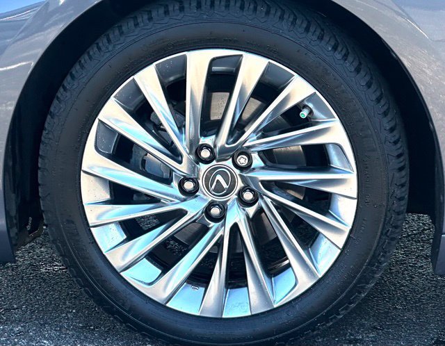 Used 2021 Lexus ES 350 Ultra Luxury w/ Accessory Package FWD image 9
