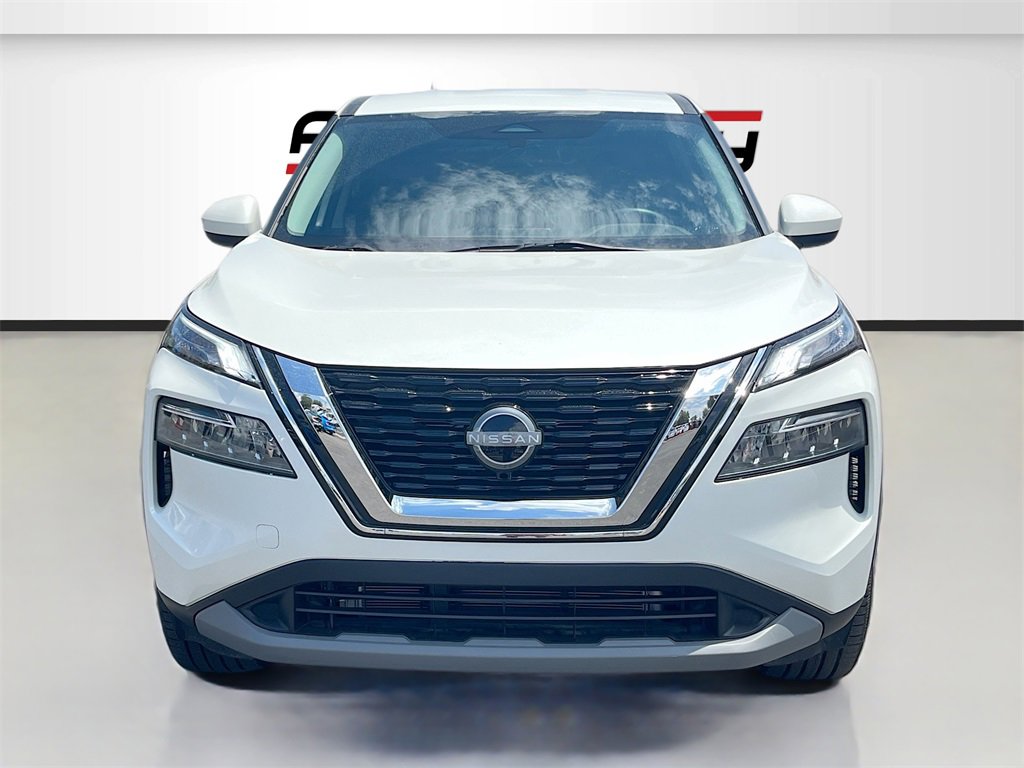 Used 2023 Nissan Rogue SV image 2