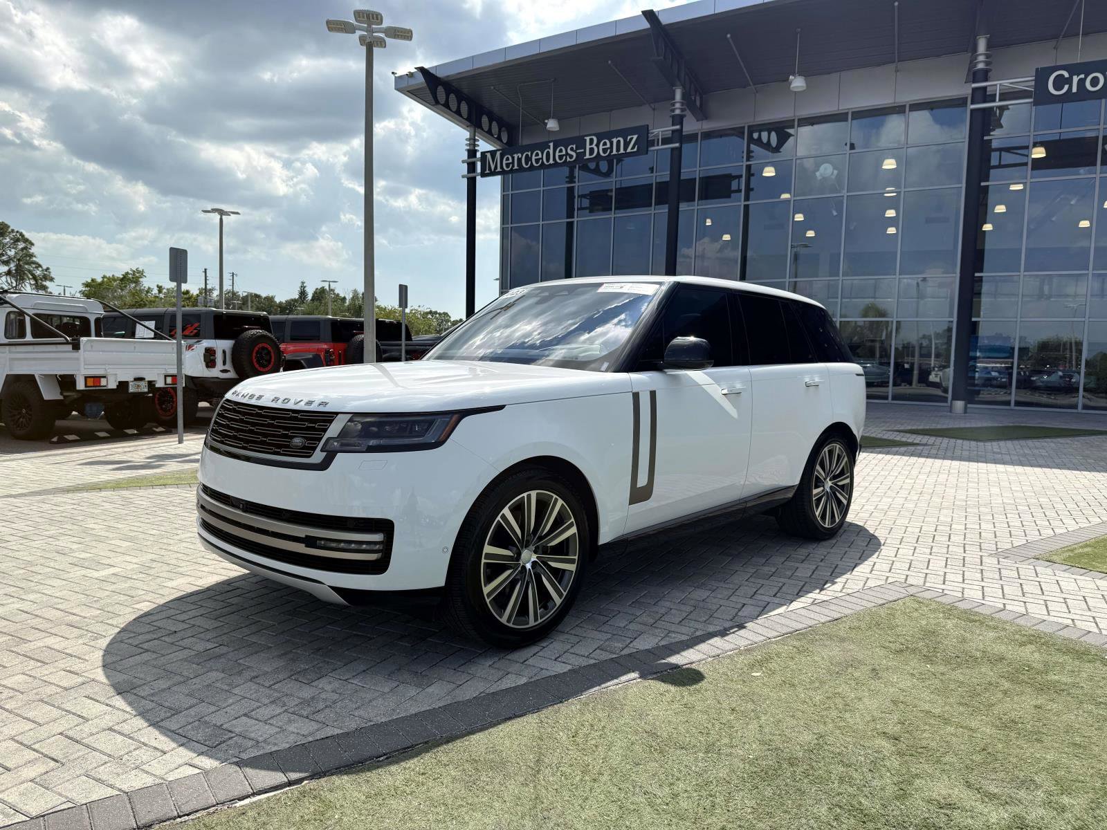 Used 2023 Land Rover Range Rover SE AWD/4WD image 2