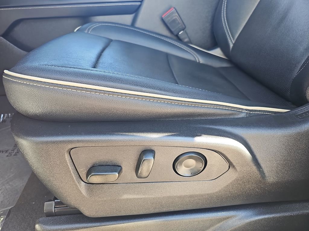 Used 2024 GMC Yukon XL SLT image 31