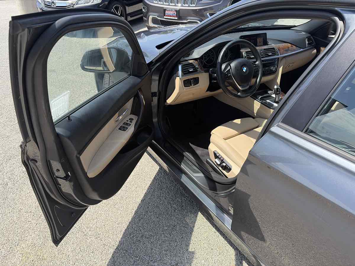 Used 2018 BMW 320i Sedan RWD image 6