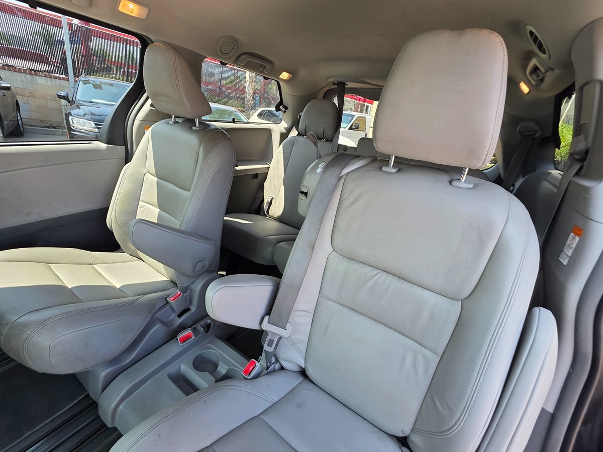 Used 2019 Toyota Sienna XLE w/ XLE Navigation Package FWD image 28