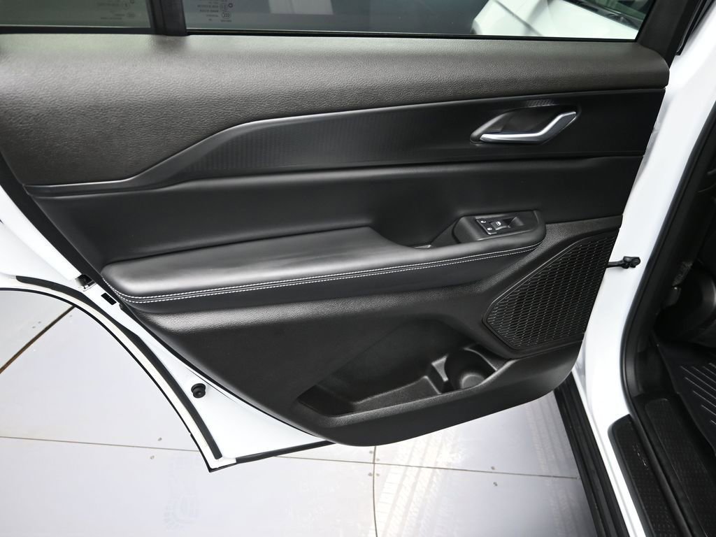 Used 2025 Jeep Grand Cherokee L Altitude image 28