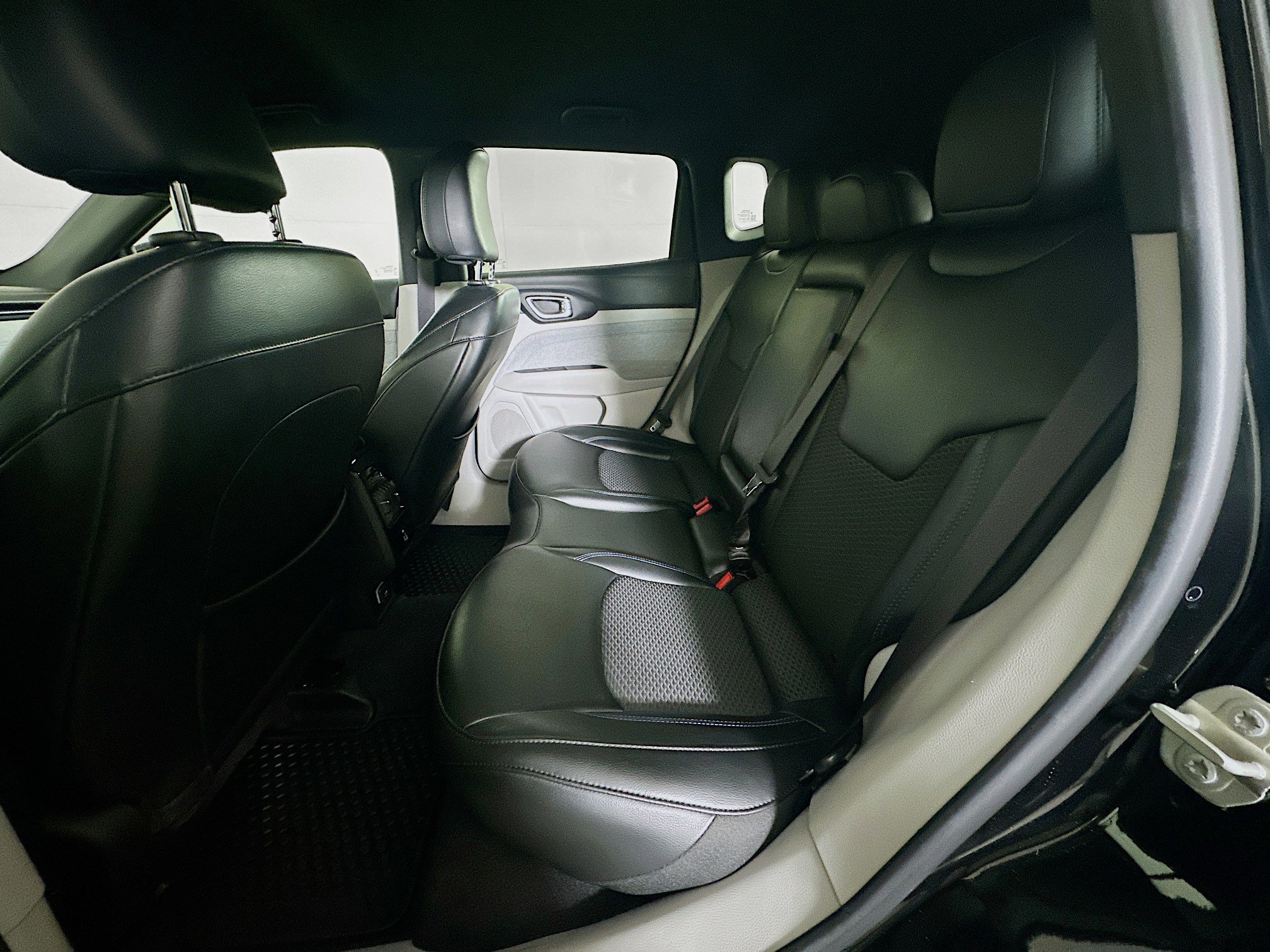 Used 2023 Jeep Compass Latitude w/ Convenience Group AWD/4WD image 28