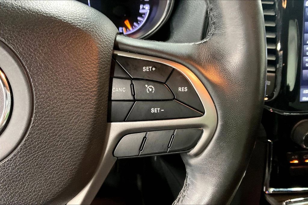 Used 2019 Jeep Grand Cherokee Altitude image 25