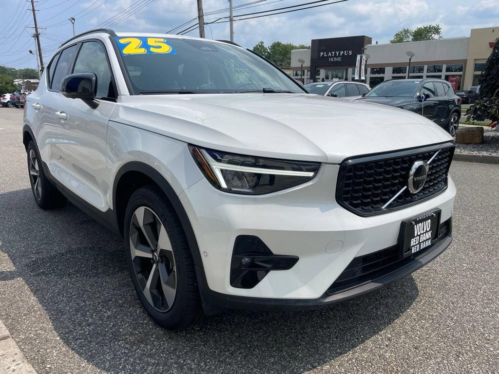 Certified 2025 Volvo XC40 B5 Plus AWD/4WD image 7