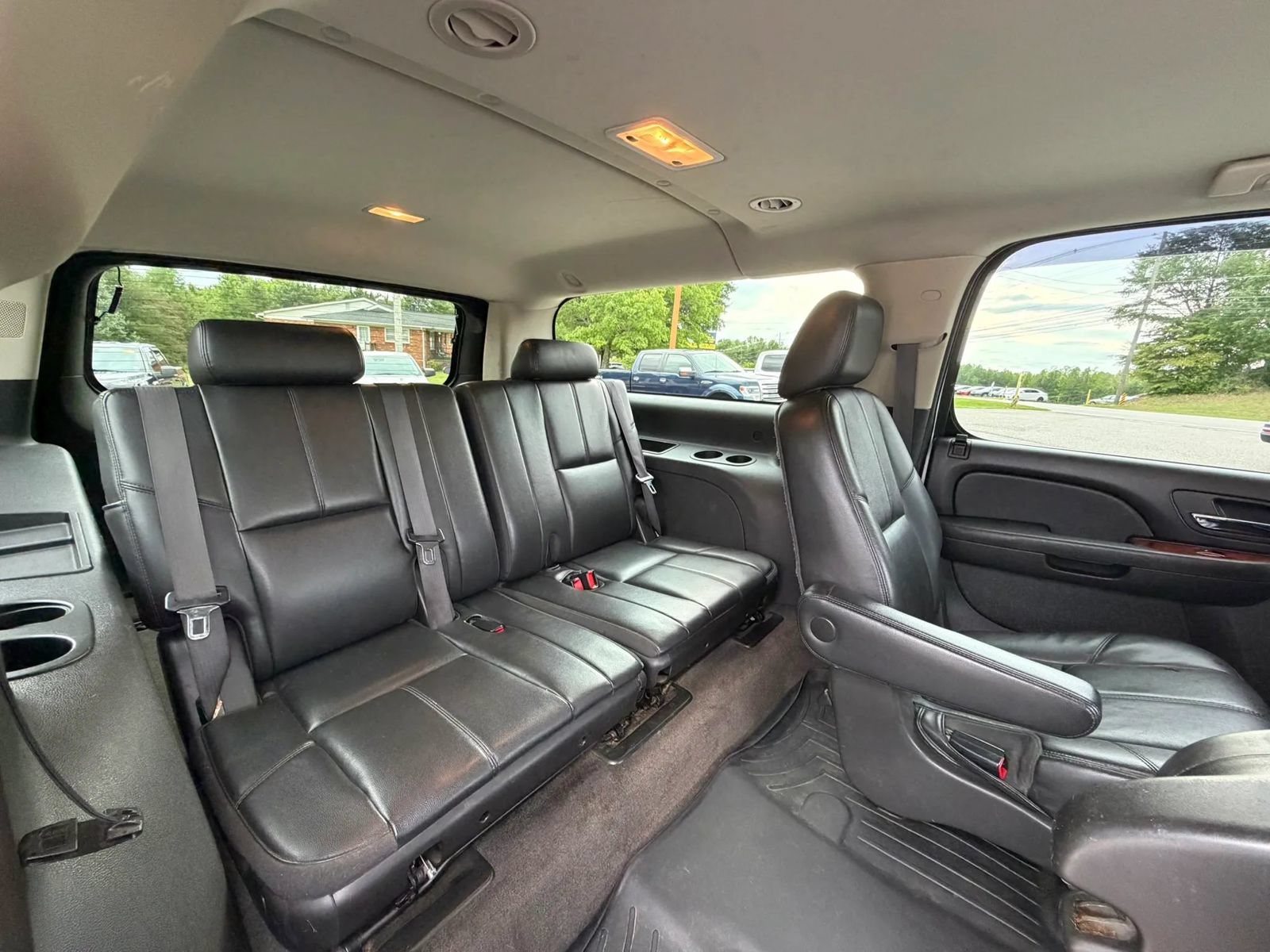 Used 2012 Chevrolet Suburban LT w/ Luxury Package AWD/4WD image 6