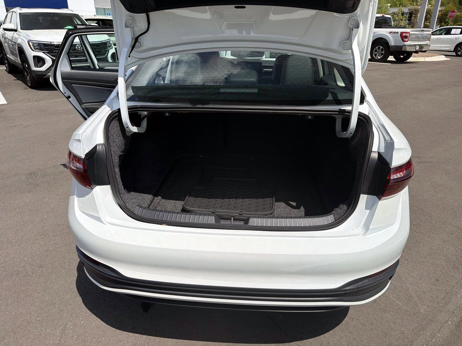 Used 2025 Volkswagen Jetta SE image 11