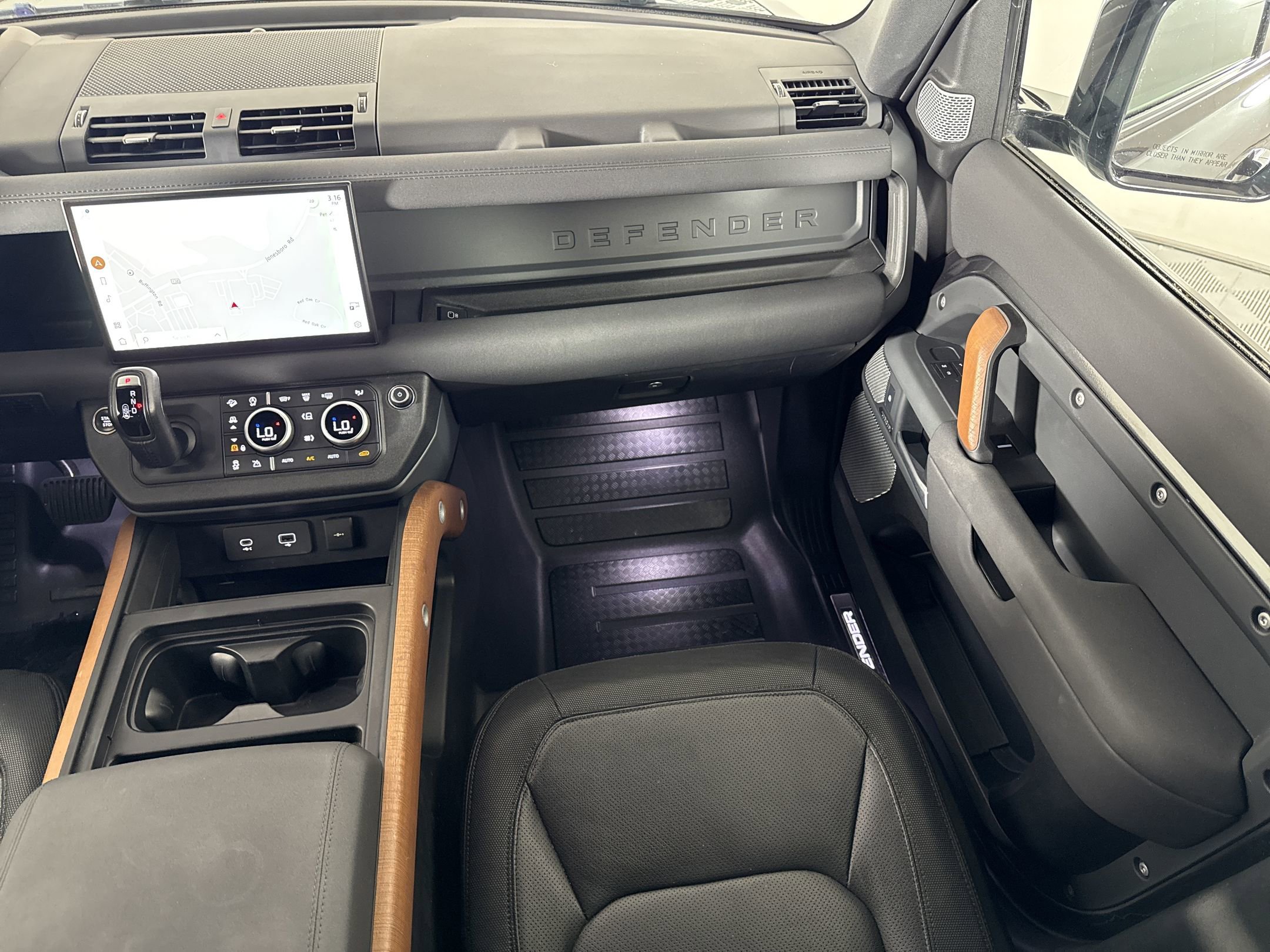 Used 2023 Land Rover Defender 130 X-Dynamic SE image 25