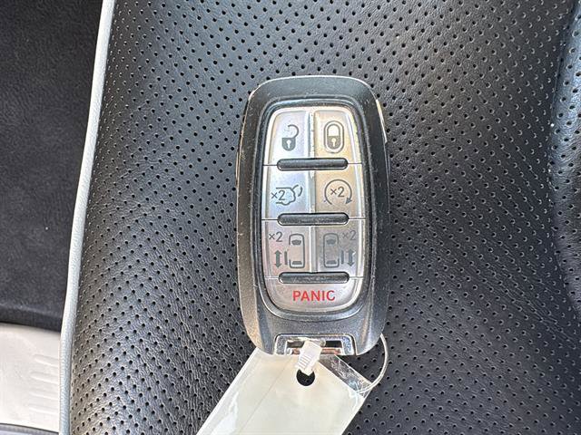 Used 2023 Chrysler Pacifica Limited image 31