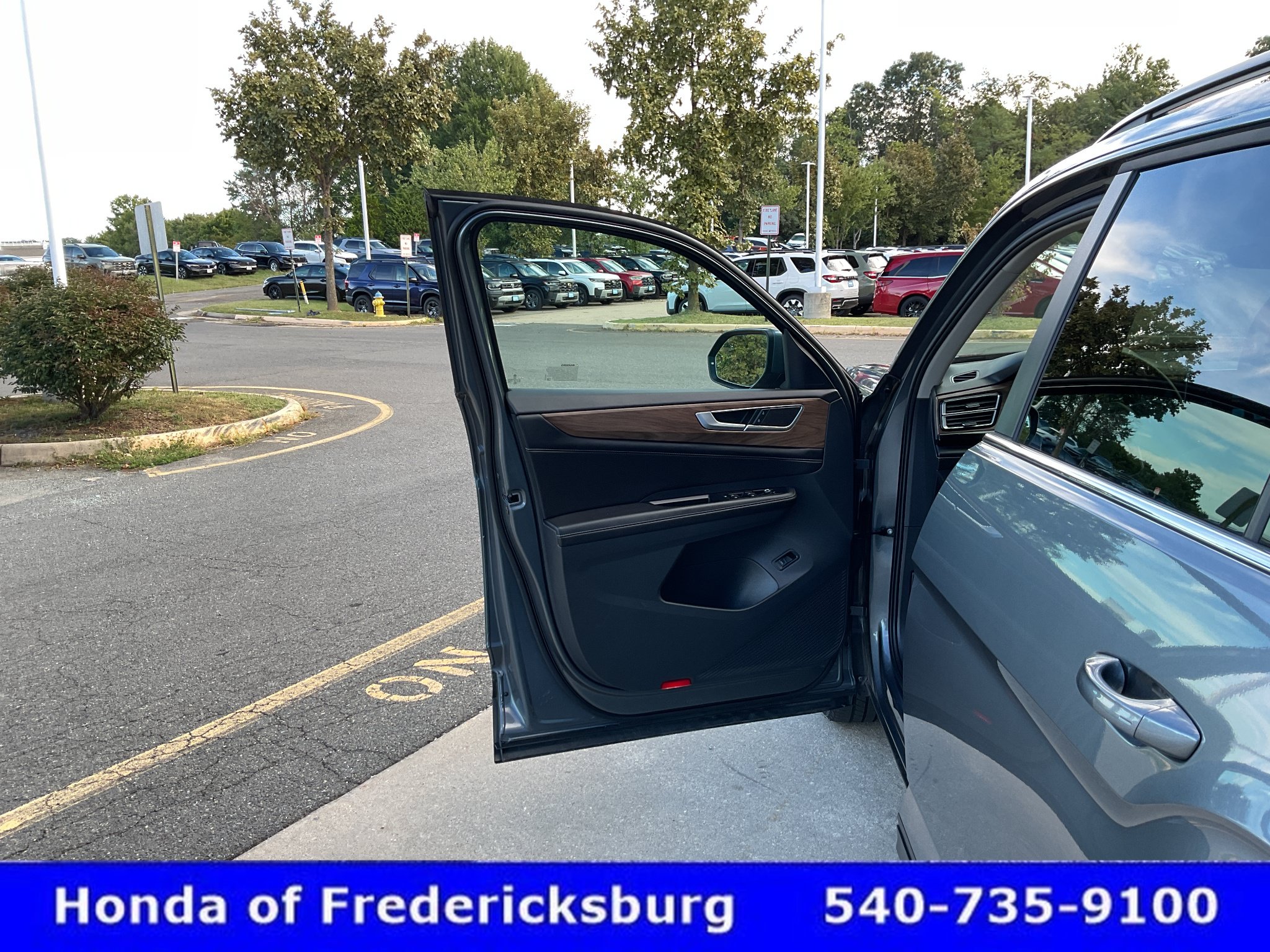 Used 2025 Volkswagen Atlas SE AWD/4WD image 15