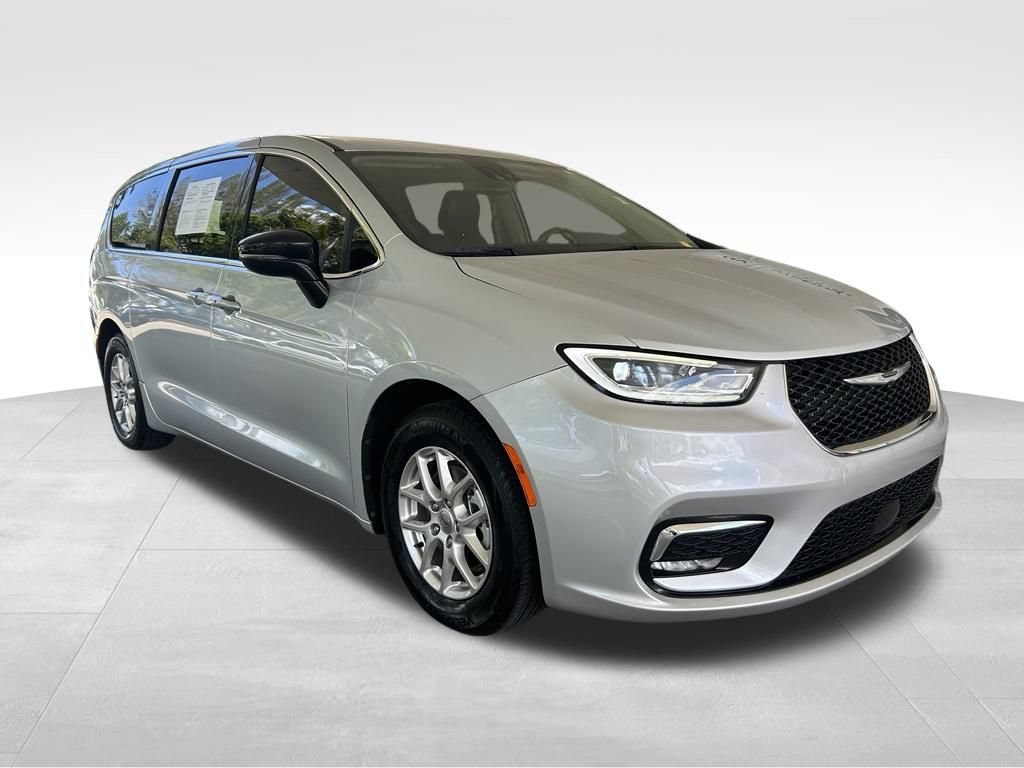 Used 2024 Chrysler Pacifica Touring-L FWD image 2