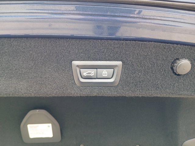 Used 2022 BMW 740i w/ Premium Package image 10