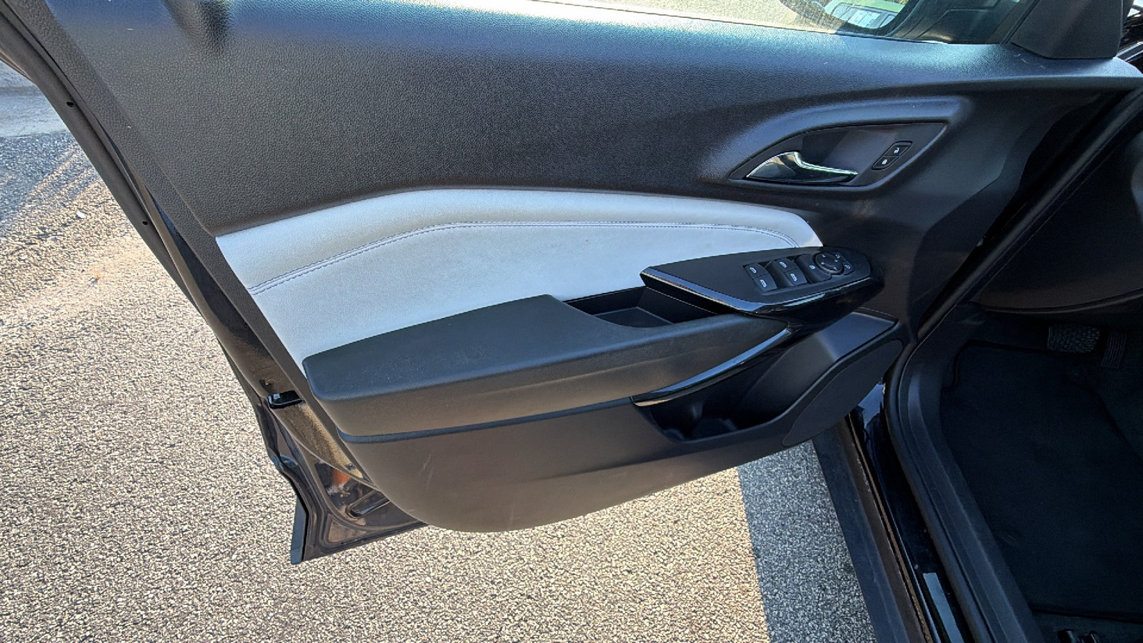 Used 2025 Chevrolet Trax LT FWD image 14