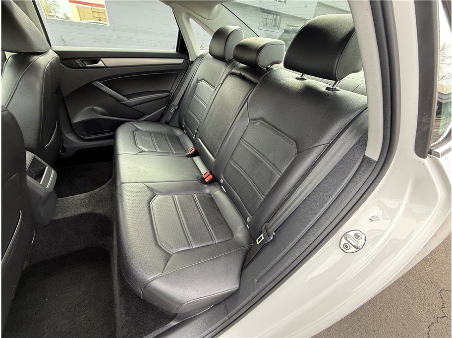 Used 2015 Volkswagen Passat 1.8T Limited Edition FWD image 9