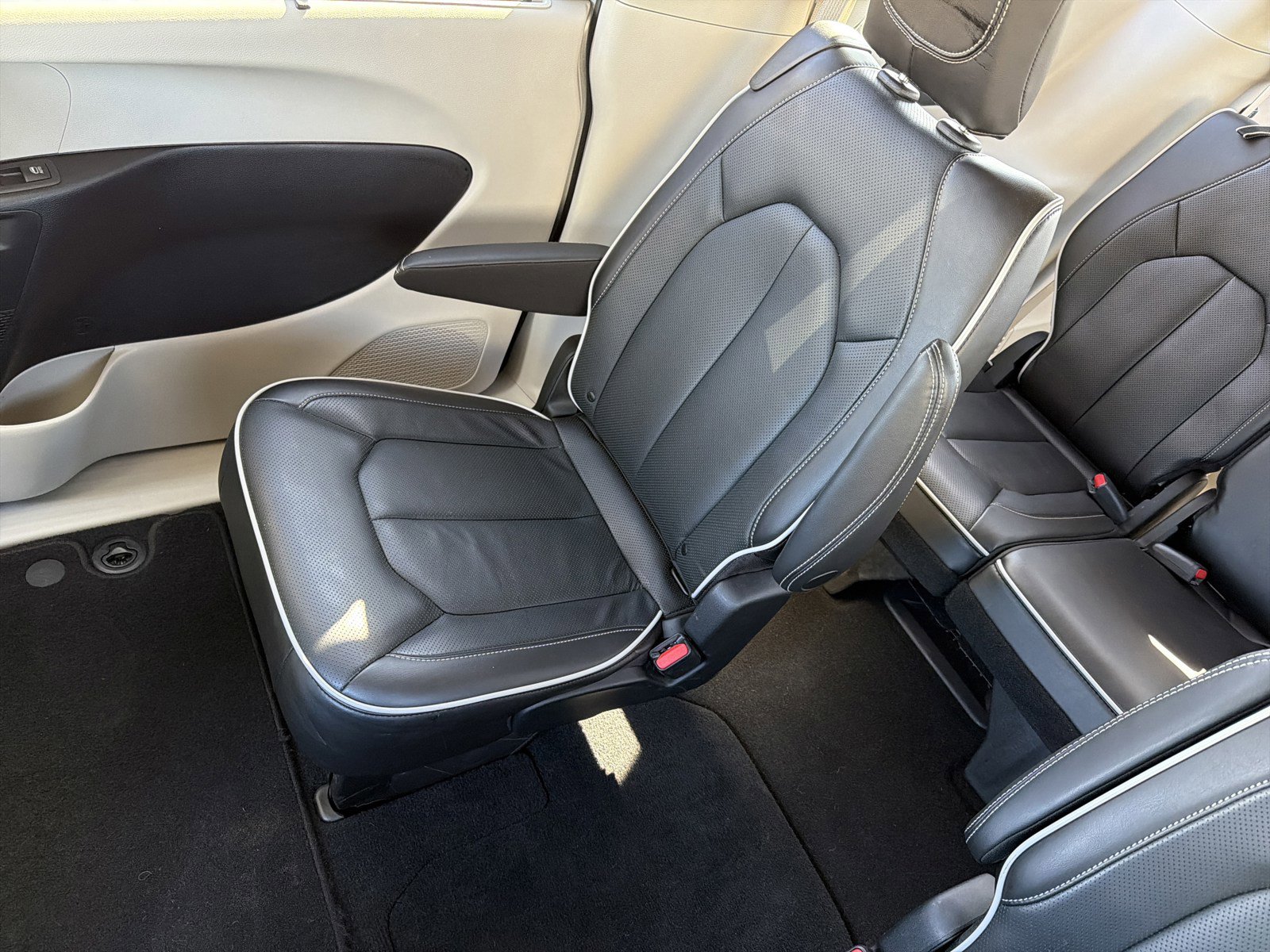 Used 2023 Chrysler Pacifica Limited image 12