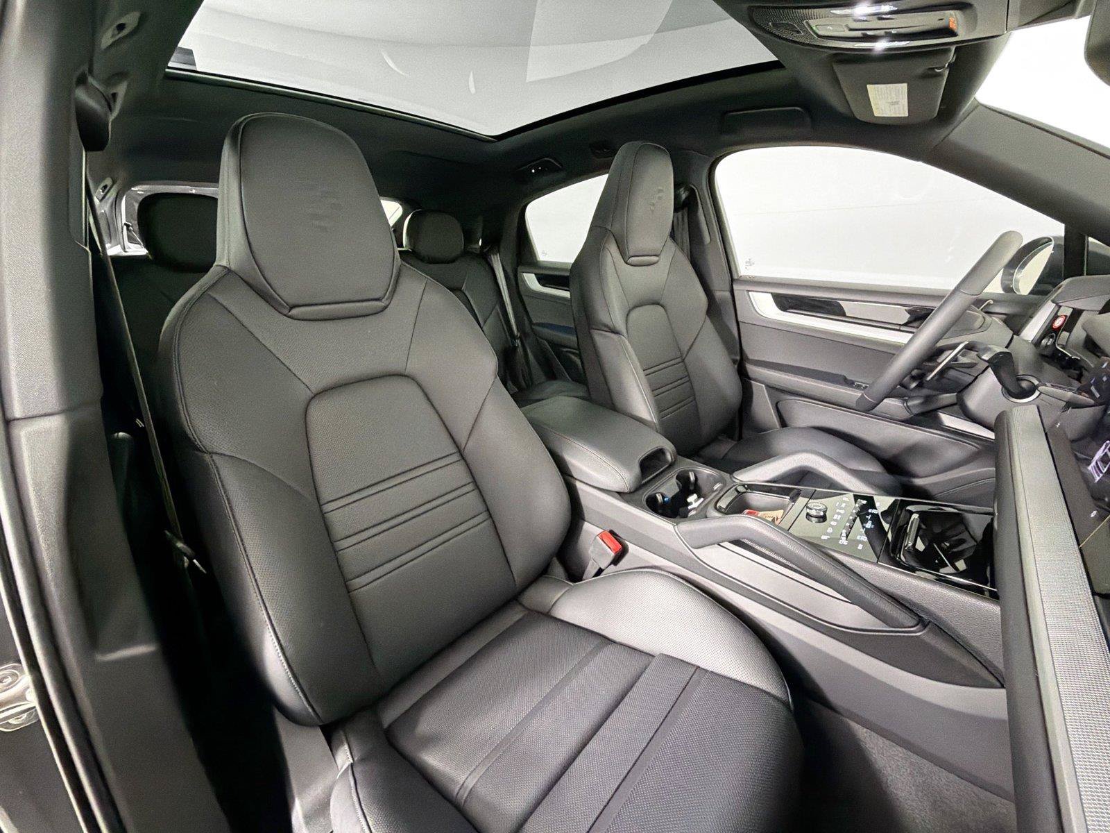 Certified 2025 Porsche Cayenne Coupe AWD/4WD image 28