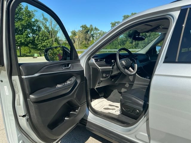 Used 2023 Jeep Grand Cherokee L Limited AWD/4WD image 15