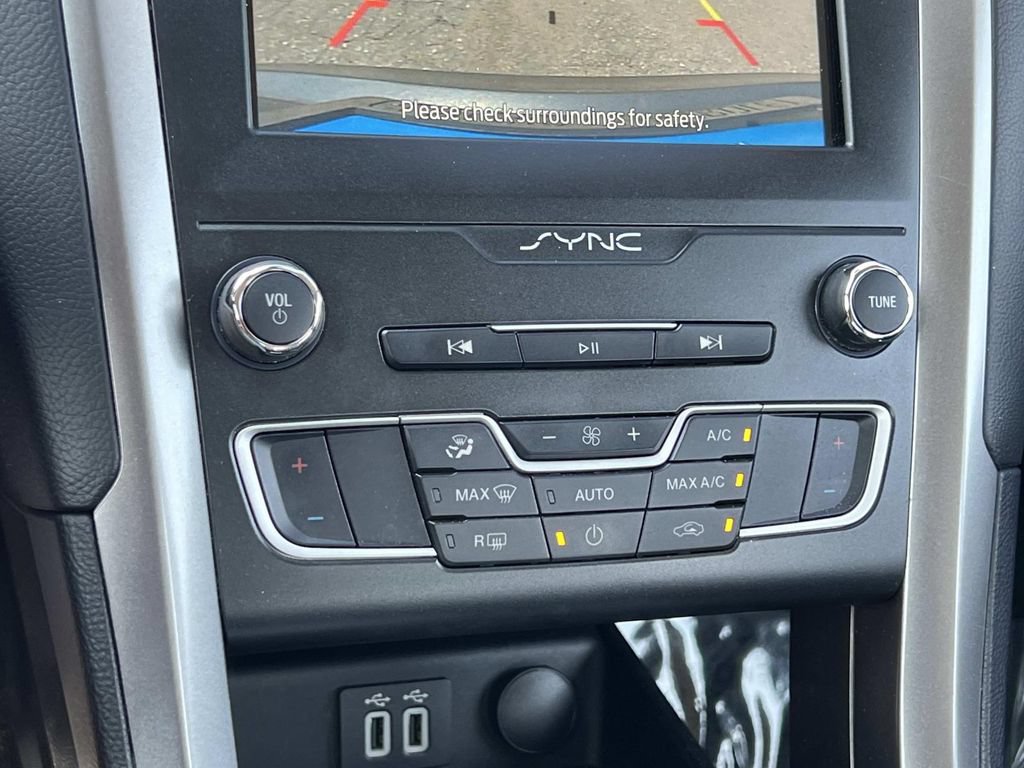 Used 2020 Ford Fusion SE FWD image 19