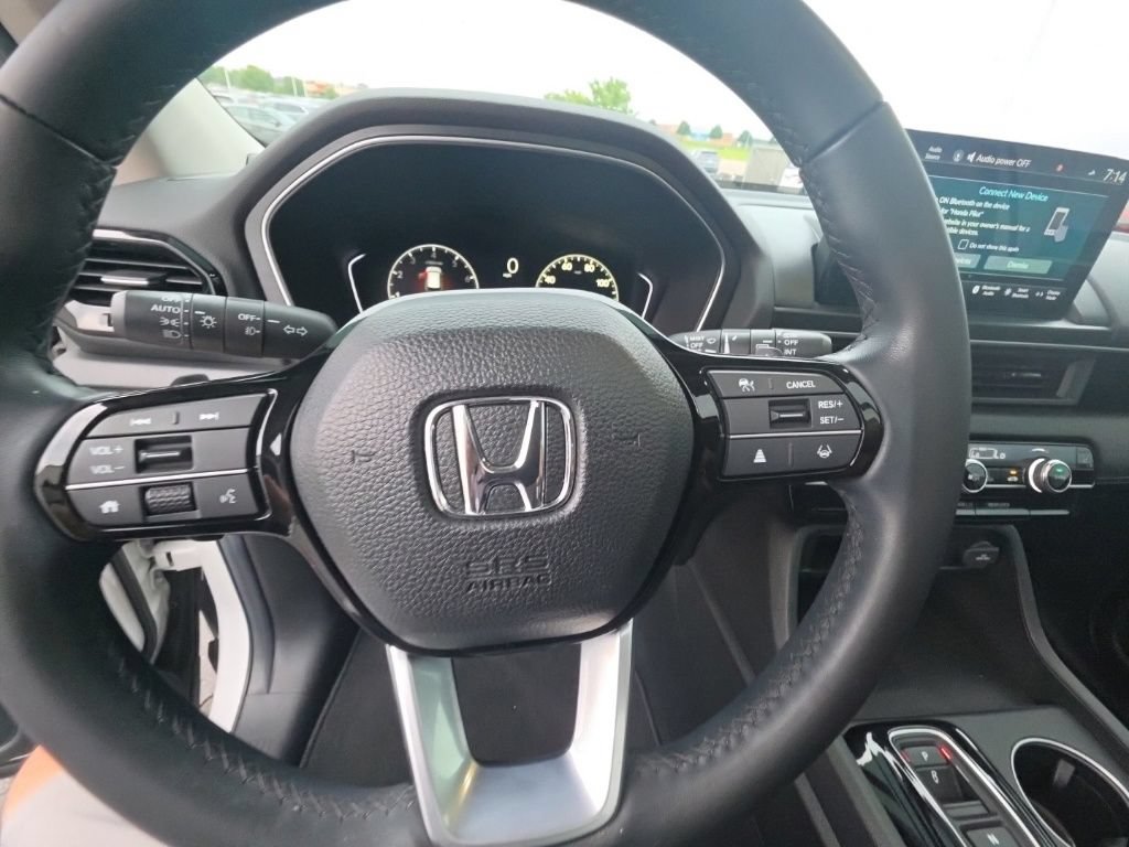 Used 2025 Honda Pilot Touring image 17