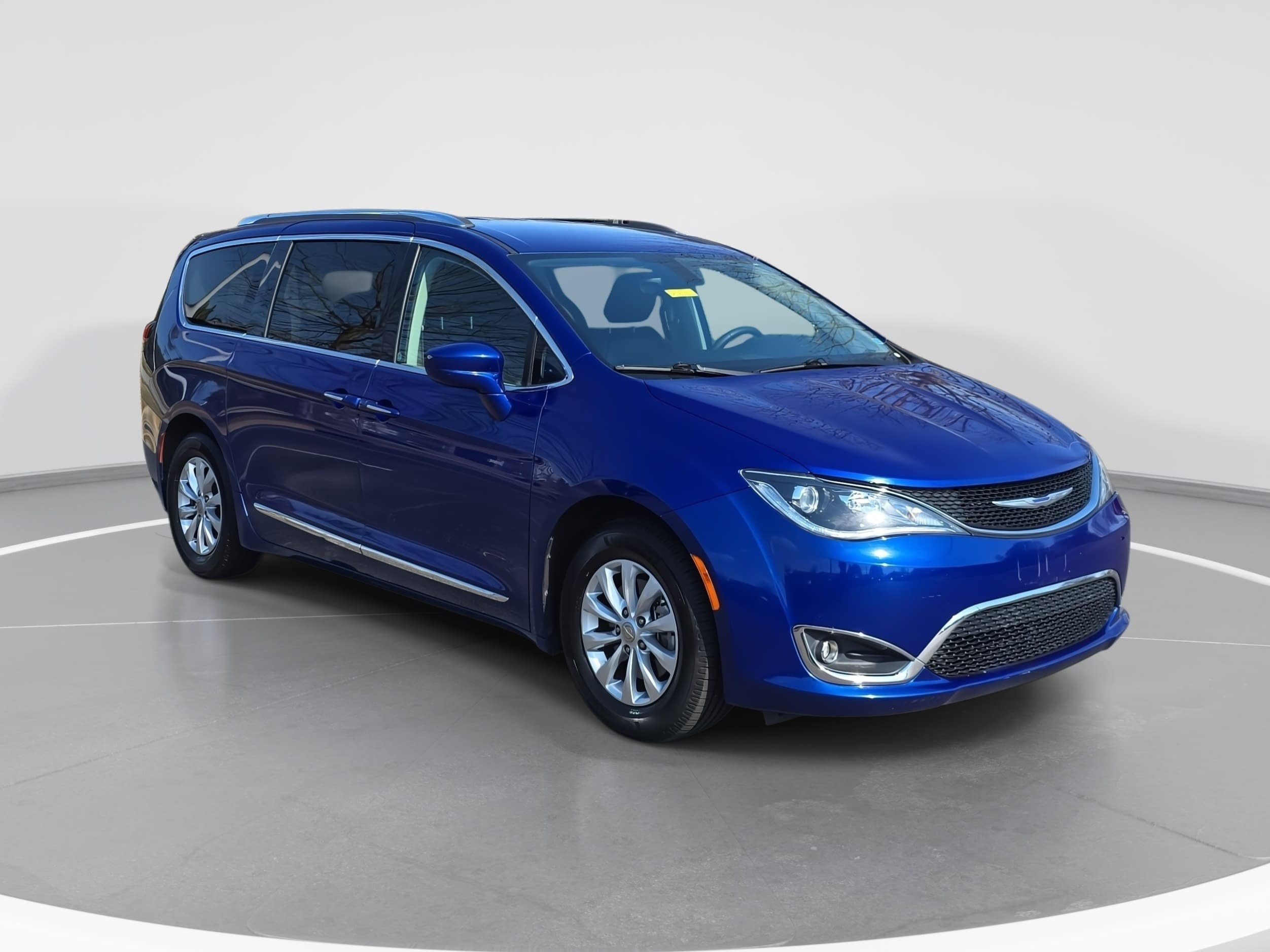 Used 2018 Chrysler Pacifica Touring-L image 3