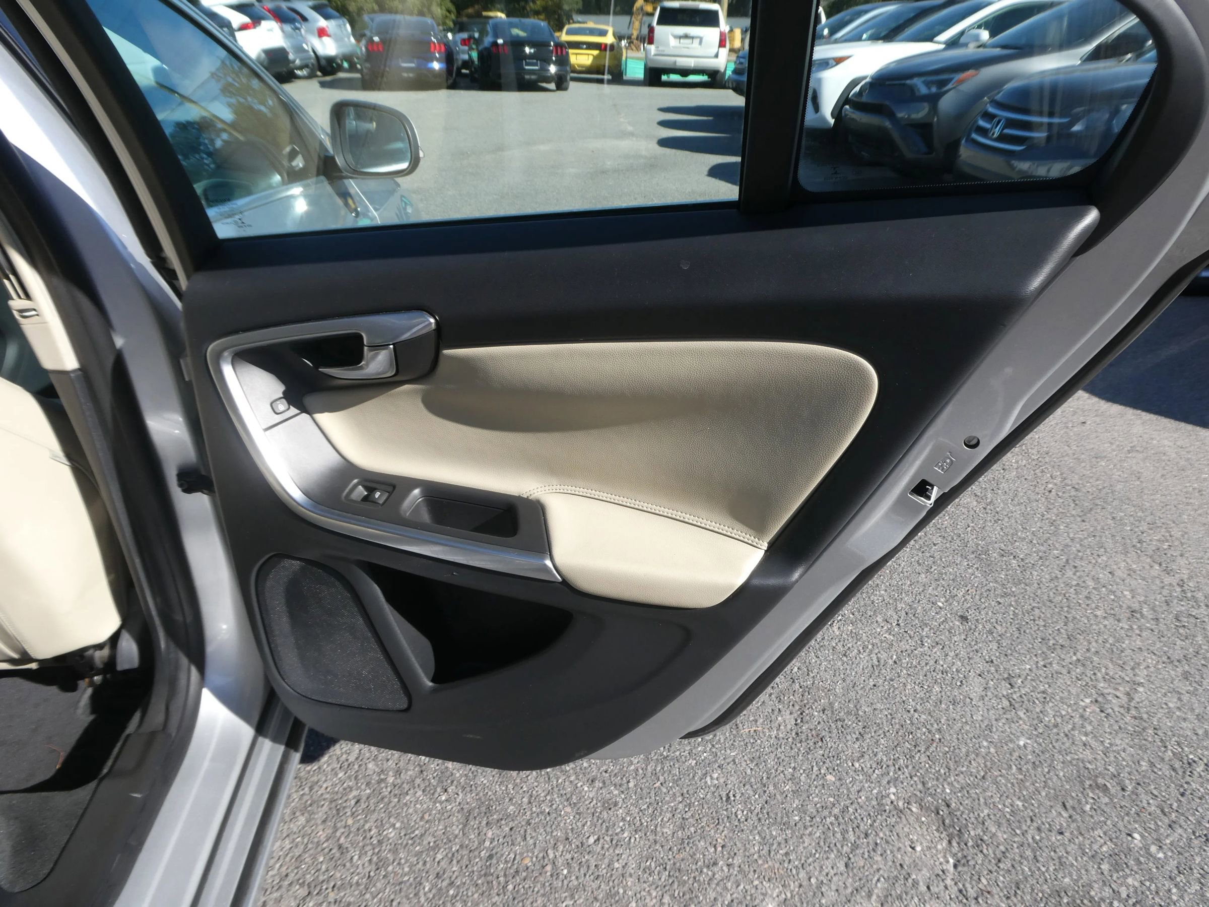 Used 2016 Volvo S60 T5 Premier w/ Convenience Package image 28