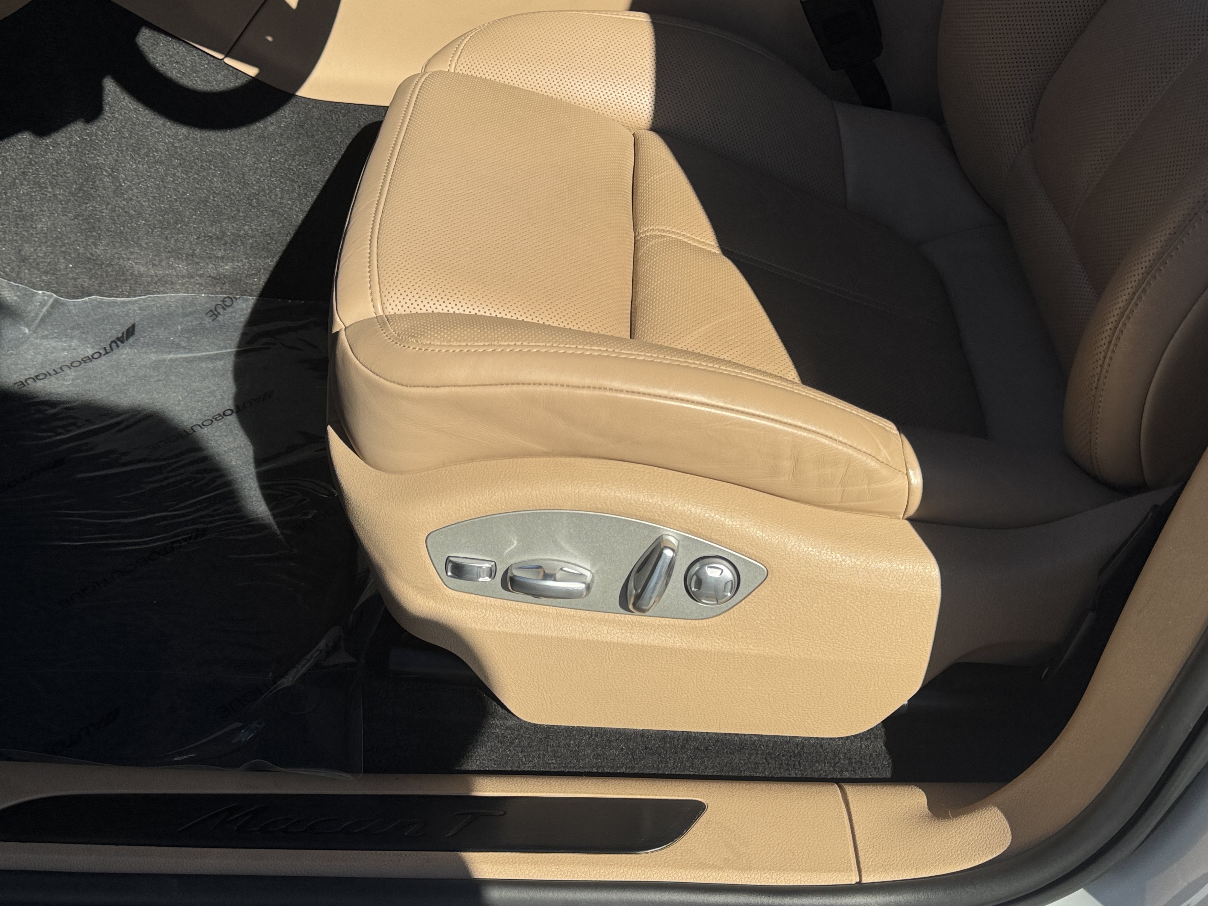 Used 2024 Porsche Macan AWD/4WD image 33